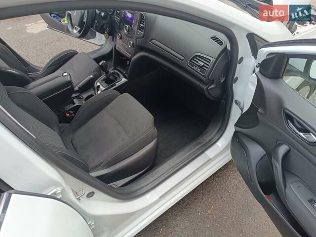 Белый Рено Меган, объемом двигателя 1.46 л и пробегом 190 тыс. км за 11800 $, фото 2 на Automoto.ua