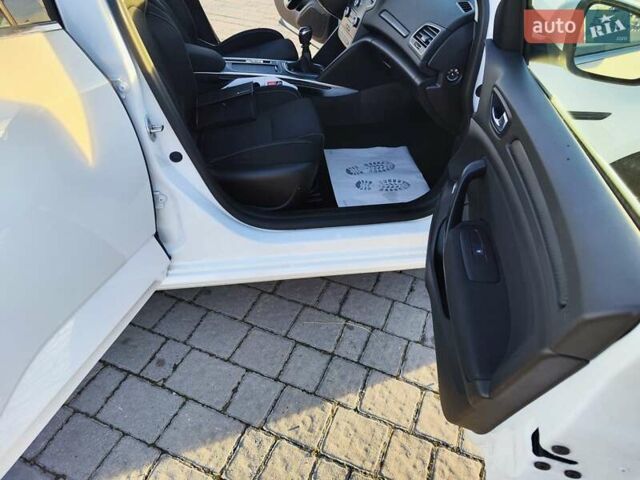 Белый Рено Меган, объемом двигателя 1.46 л и пробегом 200 тыс. км за 11999 $, фото 83 на Automoto.ua