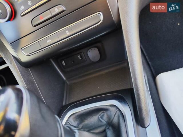 Белый Рено Меган, объемом двигателя 1.46 л и пробегом 200 тыс. км за 11999 $, фото 53 на Automoto.ua