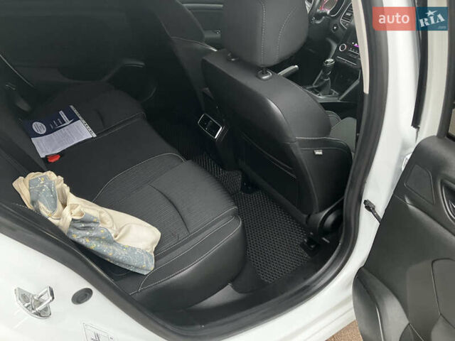 Белый Рено Меган, объемом двигателя 1.5 л и пробегом 213 тыс. км за 9999 $, фото 21 на Automoto.ua