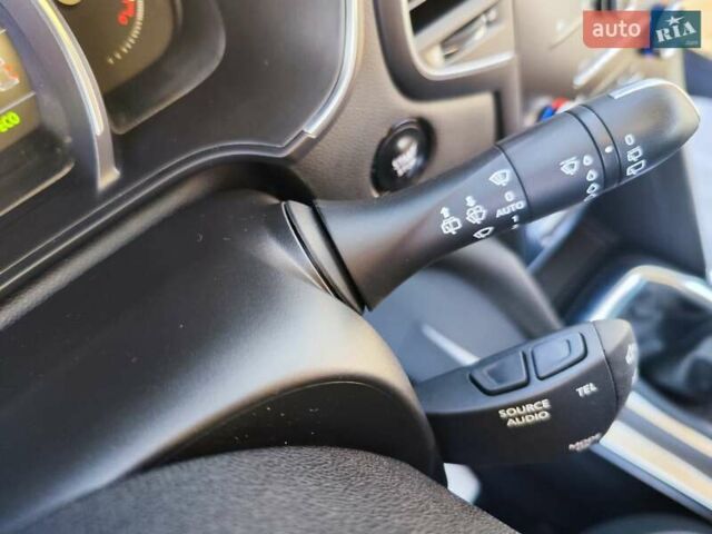 Белый Рено Меган, объемом двигателя 1.46 л и пробегом 200 тыс. км за 11999 $, фото 63 на Automoto.ua