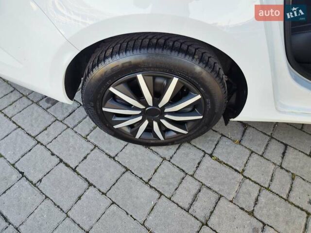 Белый Рено Меган, объемом двигателя 1.46 л и пробегом 200 тыс. км за 11999 $, фото 43 на Automoto.ua