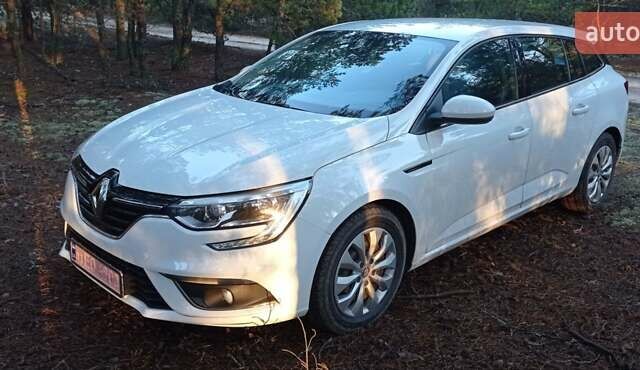 Белый Рено Меган, объемом двигателя 1.5 л и пробегом 202 тыс. км за 11700 $, фото 1 на Automoto.ua