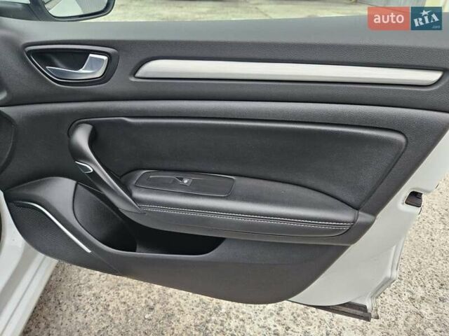 Белый Рено Меган, объемом двигателя 1.5 л и пробегом 175 тыс. км за 10300 $, фото 10 на Automoto.ua