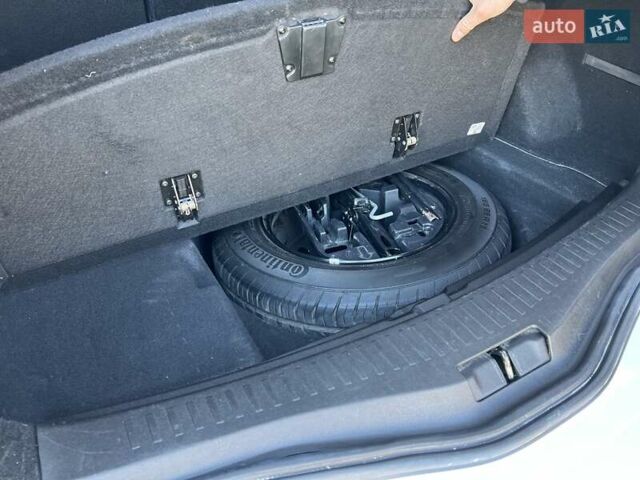 Белый Рено Меган, объемом двигателя 1.46 л и пробегом 312 тыс. км за 11750 $, фото 22 на Automoto.ua