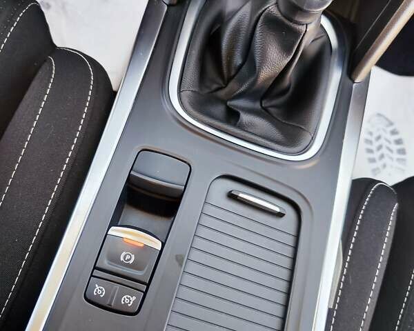 Белый Рено Меган, объемом двигателя 1.46 л и пробегом 200 тыс. км за 11999 $, фото 55 на Automoto.ua