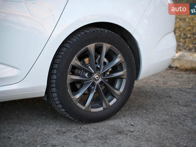 Белый Рено Меган, объемом двигателя 1.46 л и пробегом 226 тыс. км за 13900 $, фото 45 на Automoto.ua