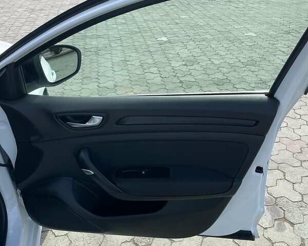 Белый Рено Меган, объемом двигателя 1.46 л и пробегом 205 тыс. км за 10700 $, фото 21 на Automoto.ua