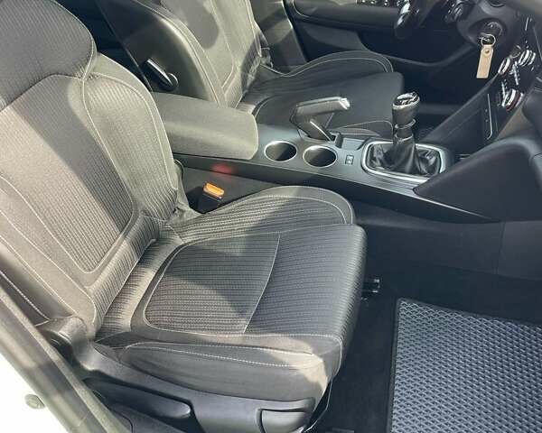 Белый Рено Меган, объемом двигателя 1.46 л и пробегом 205 тыс. км за 10700 $, фото 15 на Automoto.ua