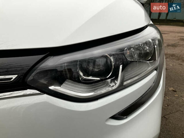 Белый Рено Меган, объемом двигателя 1.5 л и пробегом 213 тыс. км за 9999 $, фото 33 на Automoto.ua