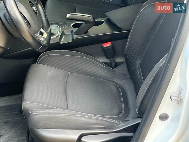 Белый Рено Меган, объемом двигателя 1.5 л и пробегом 250 тыс. км за 10890 $, фото 30 на Automoto.ua