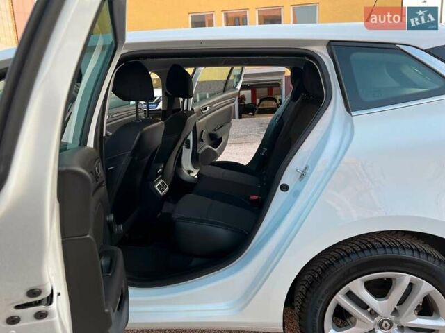 Белый Рено Меган, объемом двигателя 1.46 л и пробегом 225 тыс. км за 11999 $, фото 14 на Automoto.ua