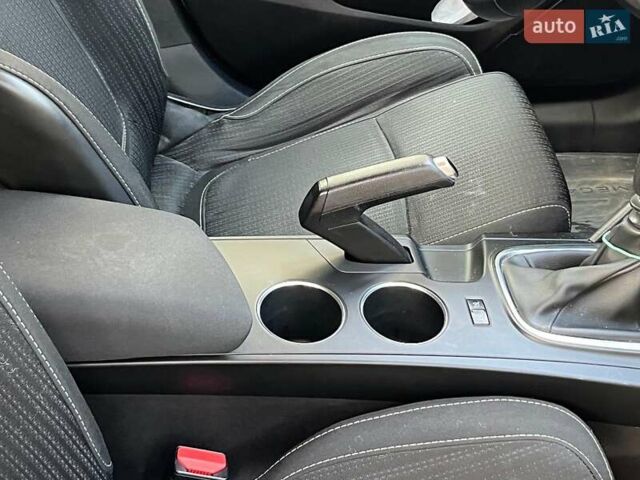 Белый Рено Меган, объемом двигателя 1.5 л и пробегом 250 тыс. км за 10890 $, фото 18 на Automoto.ua