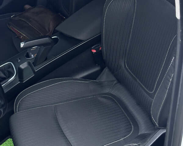 Білий Рено Меган, об'ємом двигуна 1.46 л та пробігом 252 тис. км за 13300 $, фото 13 на Automoto.ua