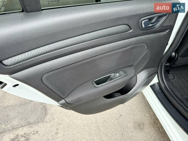 Білий Рено Меган, об'ємом двигуна 1.5 л та пробігом 245 тис. км за 13333 $, фото 40 на Automoto.ua