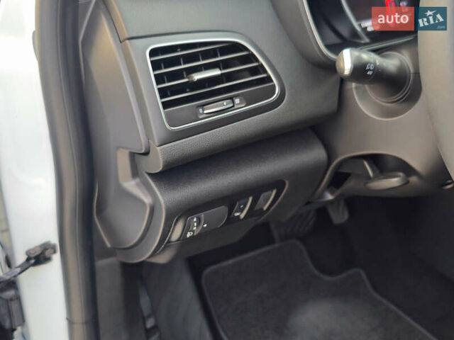 Белый Рено Меган, объемом двигателя 1.5 л и пробегом 114 тыс. км за 18600 $, фото 25 на Automoto.ua