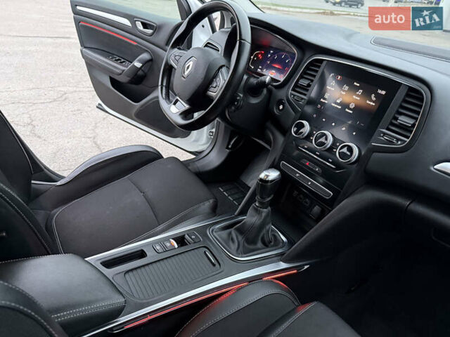 Белый Рено Меган, объемом двигателя 1.5 л и пробегом 138 тыс. км за 15399 $, фото 119 на Automoto.ua