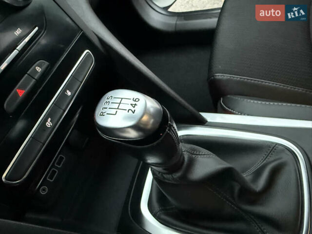 Белый Рено Меган, объемом двигателя 1.5 л и пробегом 138 тыс. км за 15399 $, фото 118 на Automoto.ua