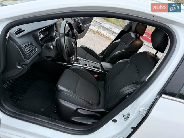 Белый Рено Меган, объемом двигателя 1.5 л и пробегом 138 тыс. км за 15399 $, фото 56 на Automoto.ua