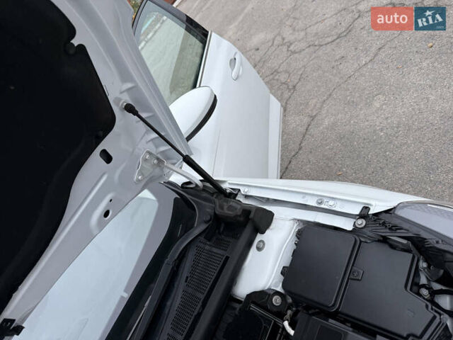 Белый Рено Меган, объемом двигателя 1.5 л и пробегом 138 тыс. км за 15399 $, фото 82 на Automoto.ua