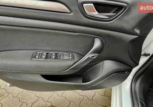 Белый Рено Меган, объемом двигателя 1.46 л и пробегом 73 тыс. км за 22000 $, фото 17 на Automoto.ua