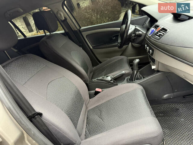 Бежевый Рено Меган, объемом двигателя 1.46 л и пробегом 278 тыс. км за 4550 $, фото 26 на Automoto.ua