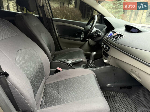 Бежевый Рено Меган, объемом двигателя 1.46 л и пробегом 278 тыс. км за 4550 $, фото 25 на Automoto.ua