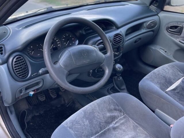 Бежевый Рено Меган, объемом двигателя 1.6 л и пробегом 200 тыс. км за 1300 $, фото 10 на Automoto.ua