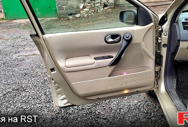 Бежевый Рено Меган, объемом двигателя 1.6 л и пробегом 206 тыс. км за 4100 $, фото 6 на Automoto.ua