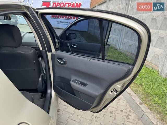 Бежевый Рено Меган, объемом двигателя 1.6 л и пробегом 206 тыс. км за 4900 $, фото 2 на Automoto.ua