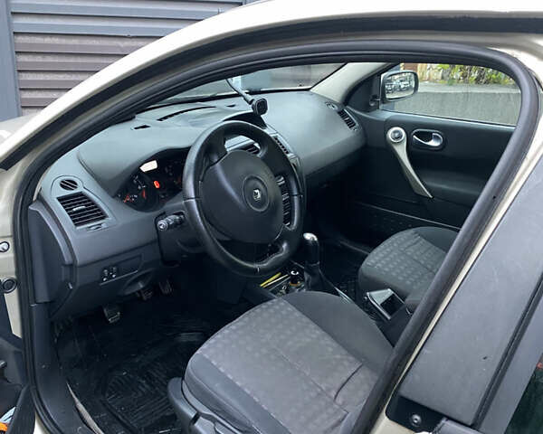 Бежевый Рено Меган, объемом двигателя 1.39 л и пробегом 212 тыс. км за 3900 $, фото 8 на Automoto.ua