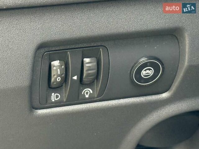 Бежевий Рено Меган, об'ємом двигуна 1.6 л та пробігом 190 тис. км за 5650 $, фото 53 на Automoto.ua