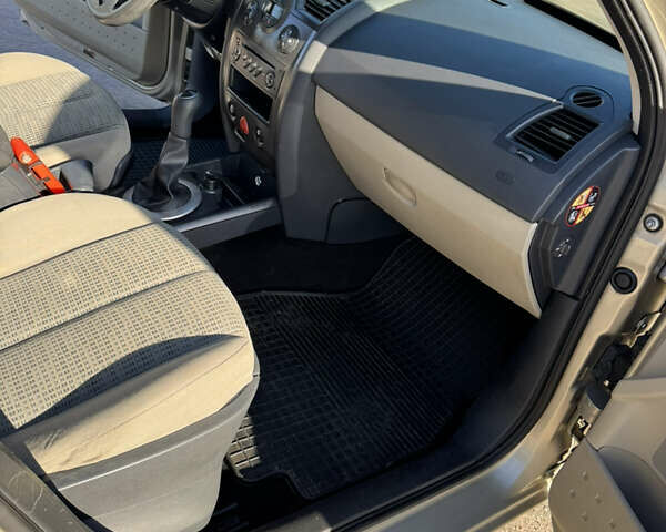 Бежевый Рено Меган, объемом двигателя 1.6 л и пробегом 305 тыс. км за 4800 $, фото 29 на Automoto.ua