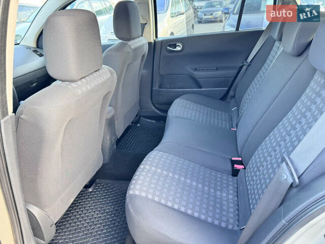 Бежевый Рено Меган, объемом двигателя 1.6 л и пробегом 194 тыс. км за 5500 $, фото 13 на Automoto.ua