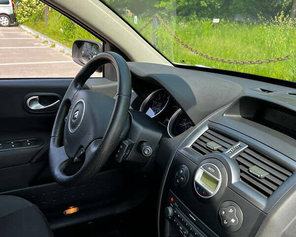 Бежевый Рено Меган, объемом двигателя 2 л и пробегом 190 тыс. км за 6300 $, фото 10 на Automoto.ua