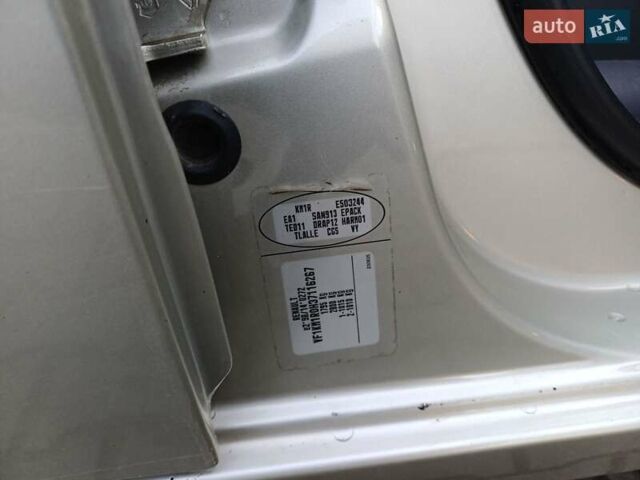 Бежевый Рено Меган, объемом двигателя 1.6 л и пробегом 195 тыс. км за 4800 $, фото 31 на Automoto.ua