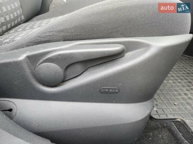 Бежевий Рено Меган, об'ємом двигуна 1.6 л та пробігом 220 тис. км за 5300 $, фото 32 на Automoto.ua