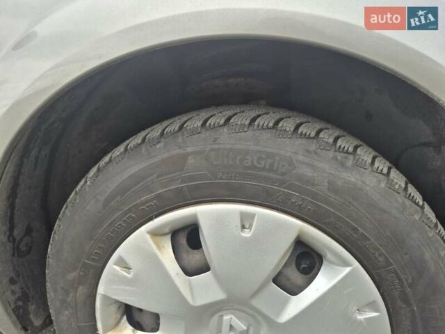 Бежевый Рено Меган, объемом двигателя 1.6 л и пробегом 135 тыс. км за 5450 $, фото 13 на Automoto.ua