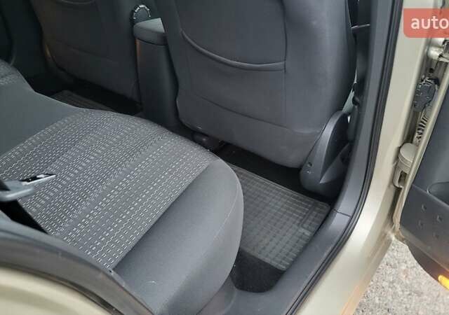 Бежевий Рено Меган, об'ємом двигуна 1.6 л та пробігом 260 тис. км за 5600 $, фото 3 на Automoto.ua