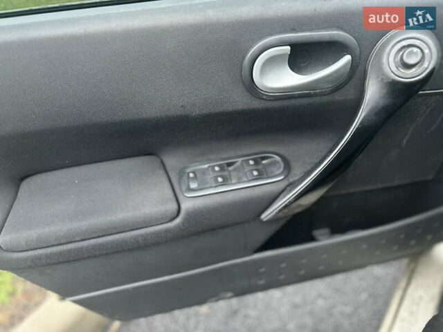 Бежевый Рено Меган, объемом двигателя 1.6 л и пробегом 248 тыс. км за 4599 $, фото 18 на Automoto.ua