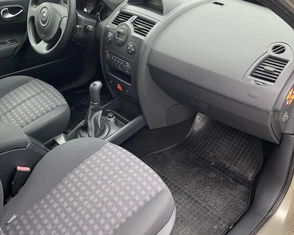 Бежевый Рено Меган, объемом двигателя 1.6 л и пробегом 230 тыс. км за 5650 $, фото 13 на Automoto.ua