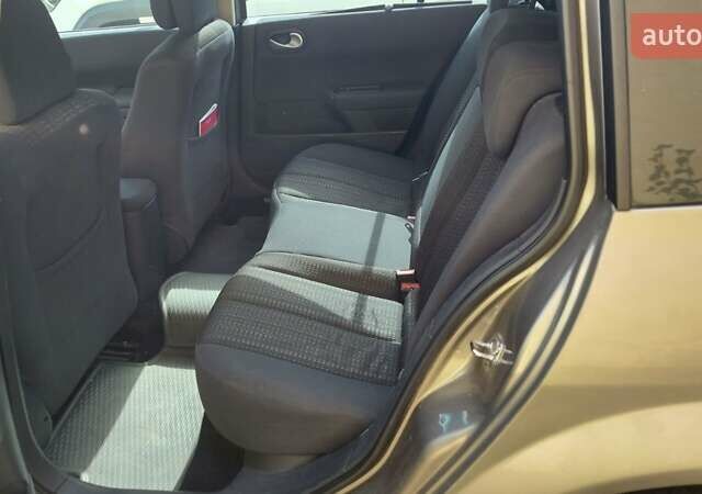 Бежевый Рено Меган, объемом двигателя 1.6 л и пробегом 280 тыс. км за 5300 $, фото 4 на Automoto.ua