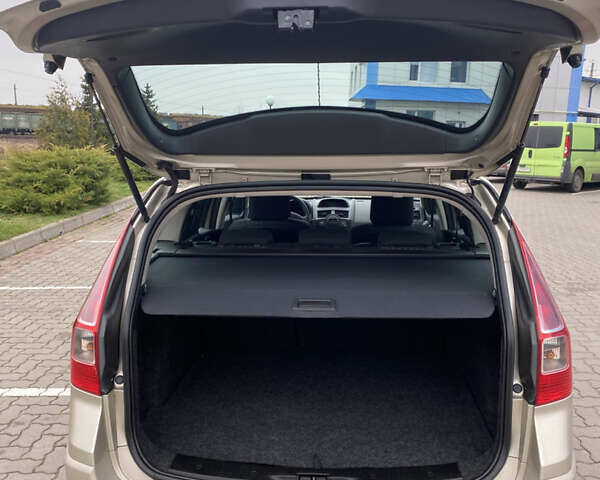 Бежевый Рено Меган, объемом двигателя 1.6 л и пробегом 230 тыс. км за 5650 $, фото 12 на Automoto.ua