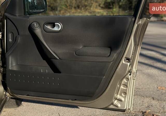 Бежевый Рено Меган, объемом двигателя 1.6 л и пробегом 209 тыс. км за 5650 $, фото 36 на Automoto.ua