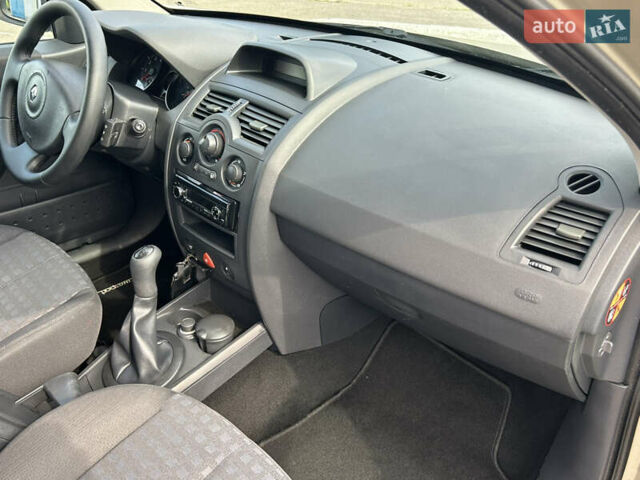 Бежевый Рено Меган, объемом двигателя 1.6 л и пробегом 227 тыс. км за 5450 $, фото 20 на Automoto.ua