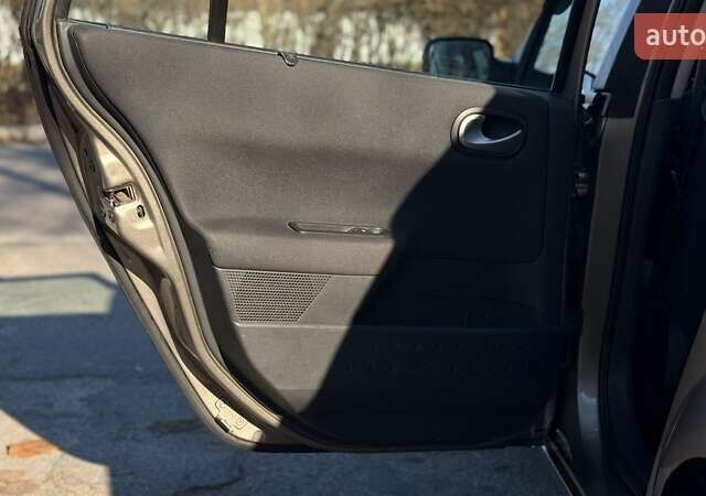 Бежевый Рено Меган, объемом двигателя 1.6 л и пробегом 209 тыс. км за 5650 $, фото 35 на Automoto.ua