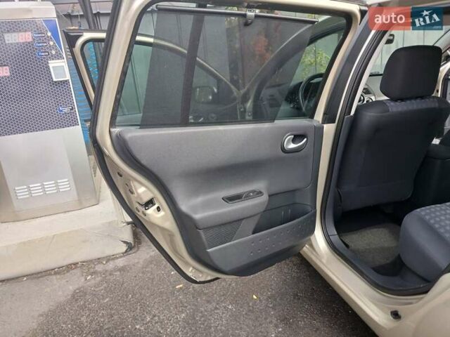 Бежевый Рено Меган, объемом двигателя 1.6 л и пробегом 227 тыс. км за 5900 $, фото 22 на Automoto.ua