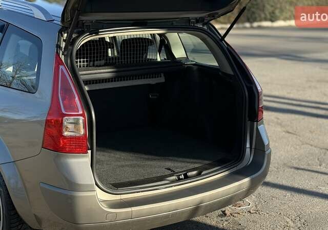 Бежевый Рено Меган, объемом двигателя 1.6 л и пробегом 209 тыс. км за 5650 $, фото 17 на Automoto.ua