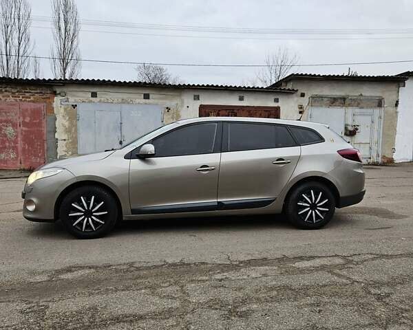 Бежевый Рено Меган, объемом двигателя 1.6 л и пробегом 209 тыс. км за 5750 $, фото 2 на Automoto.ua