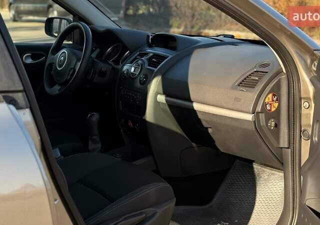 Бежевый Рено Меган, объемом двигателя 1.6 л и пробегом 209 тыс. км за 5650 $, фото 32 на Automoto.ua